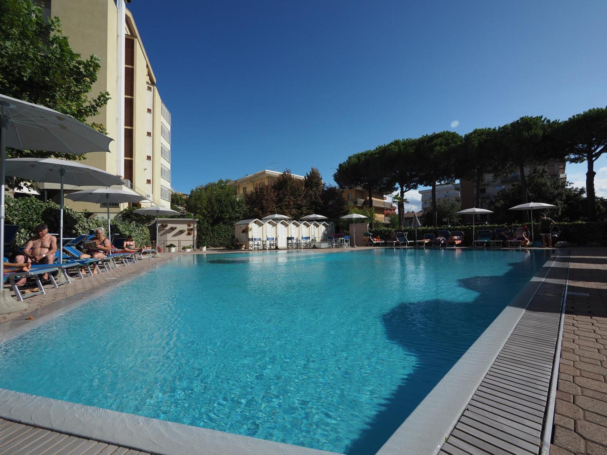 Hotel Colorado Cesenatico Esterno foto
