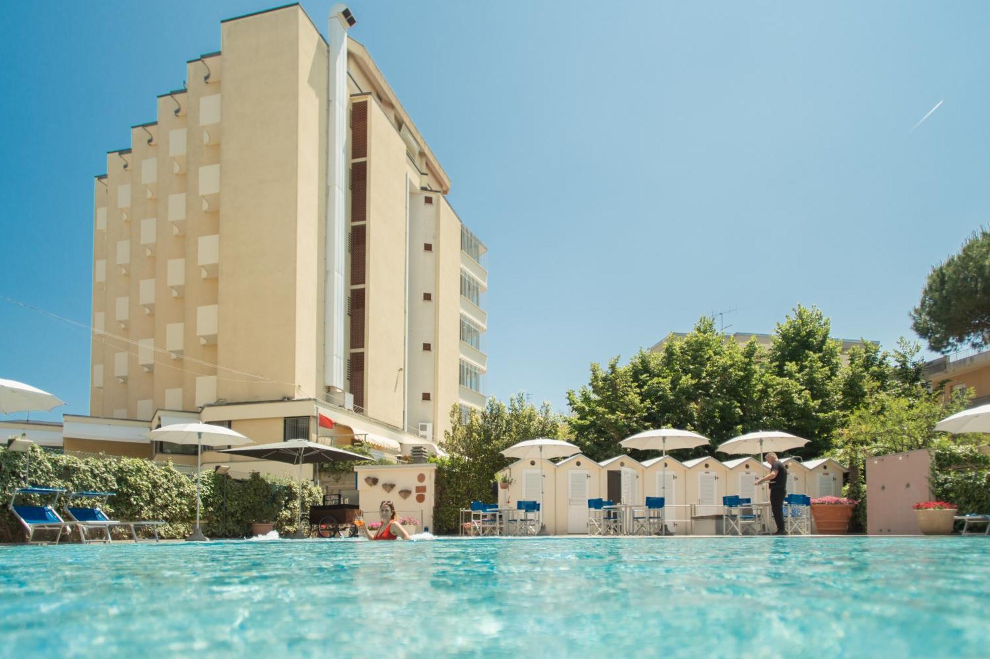 Hotel Colorado Cesenatico Esterno foto
