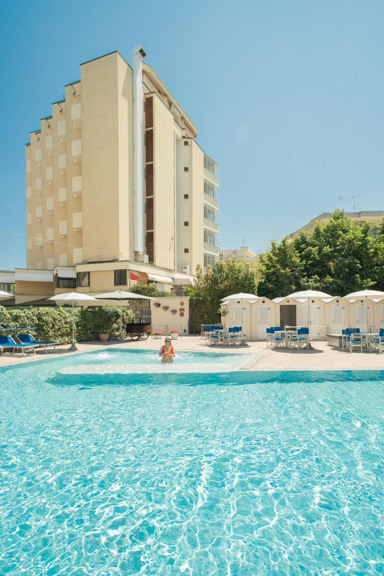 Hotel Colorado Cesenatico Esterno foto