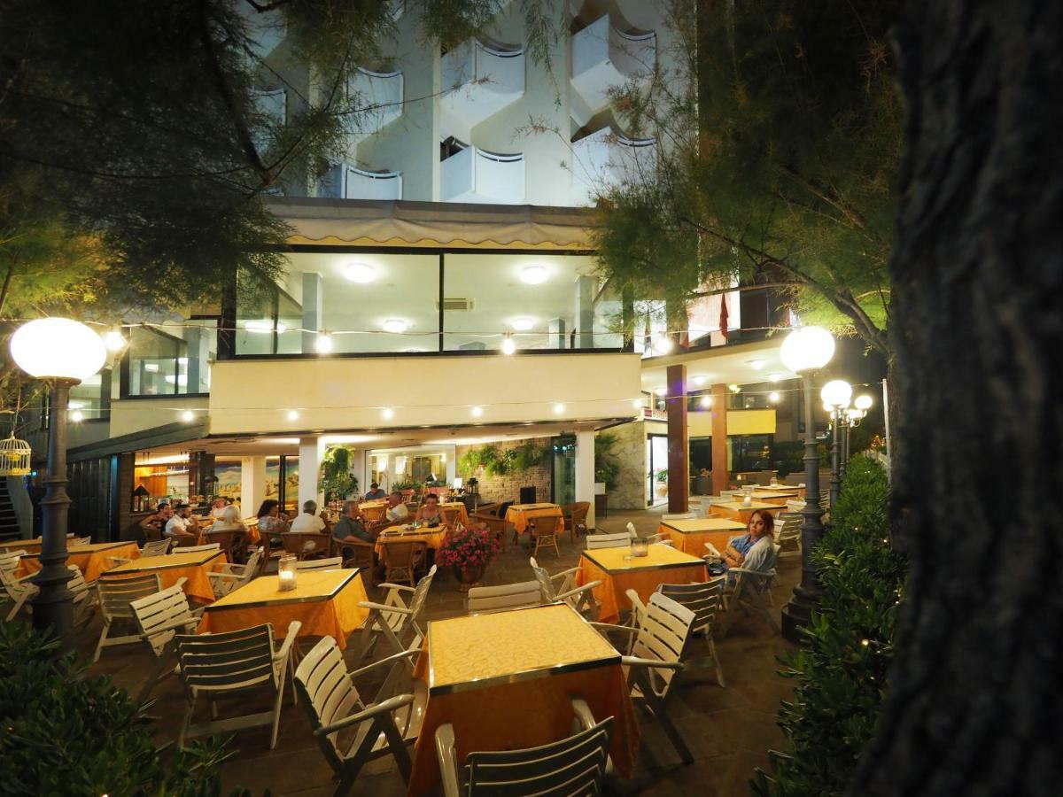 Hotel Colorado Cesenatico Esterno foto